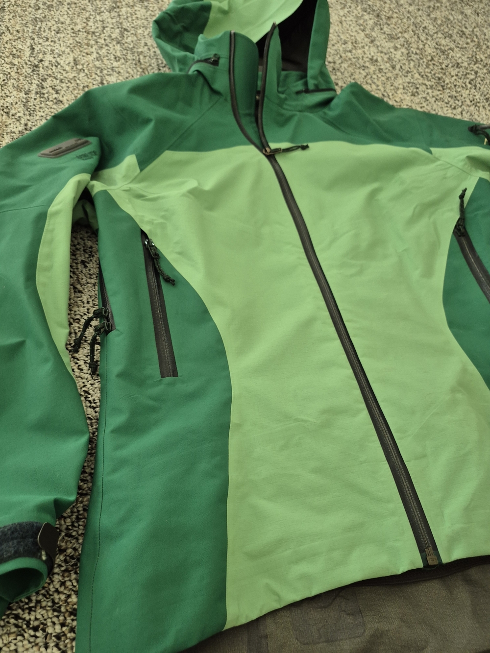 Arc'teryx Women's Two-Tone Green Waterproof Hooded Jacket - Picture 3 of 10